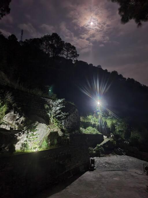 Kasauli Cascade A Cheerfull 4 Bedroom Challet エクステリア 写真