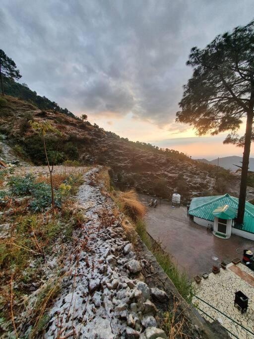 Kasauli Cascade A Cheerfull 4 Bedroom Challet エクステリア 写真